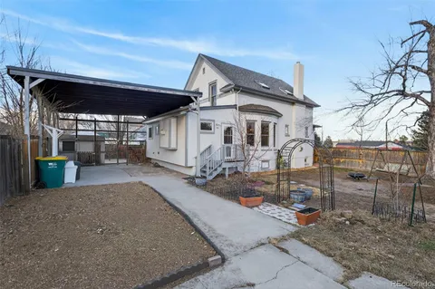 a view of a house with backyard