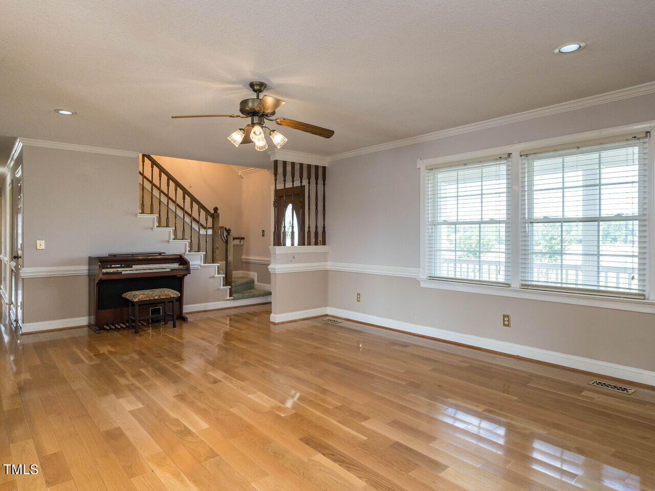 008-1280x960-family-room