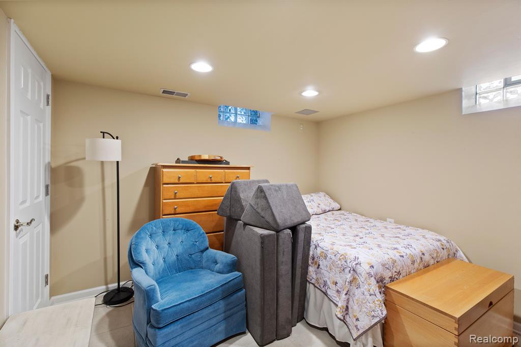 1395 Roslyn Road Grosse Pointe Woods, MI 48236 - Photo 34 of 43