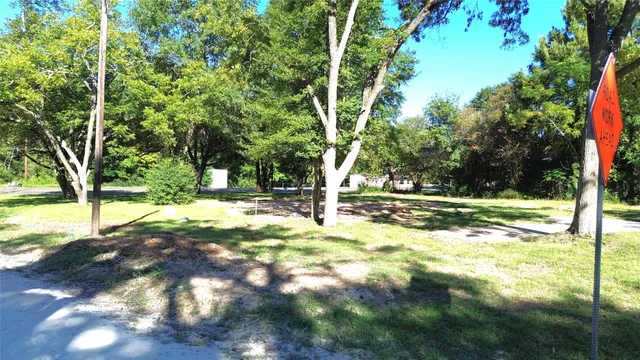 a view of yard with trees