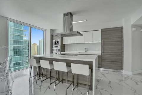 $1,580,000 | 330 Sunny Isles Boulevard, Unit 52207, Sunny Isles Beach, FL 33160