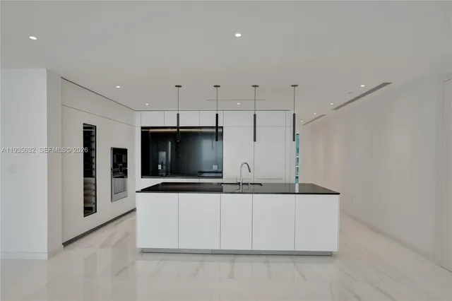 $5,950,000 | 300 Biscayne Blvd Way, Unit 3704C, Miami, FL 33131