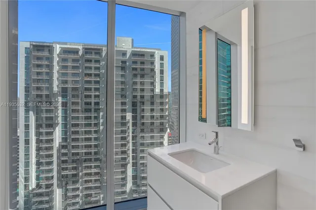 $5,950,000 | 300 Biscayne Blvd Way, Unit 3704C, Miami, FL 33131