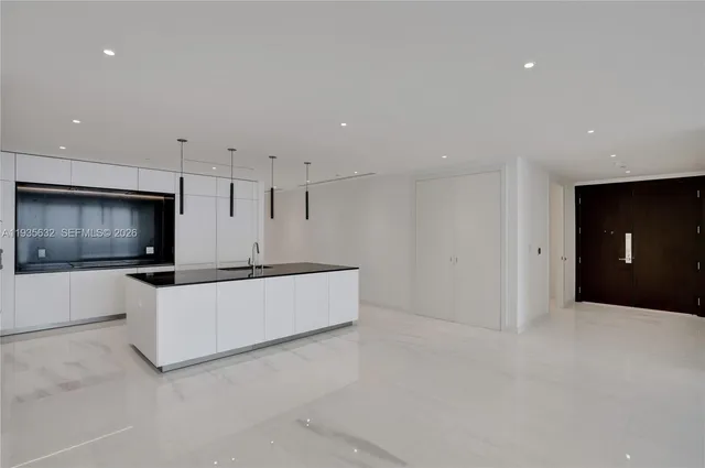 $5,950,000 | 300 Biscayne Blvd Way, Unit 3704C, Miami, FL 33131