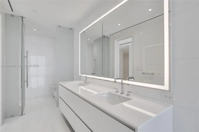 $5,950,000 | 300 Biscayne Blvd Way, Unit 3704C, Miami, FL 33131