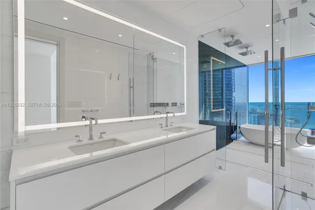 $5,950,000 | 300 Biscayne Blvd Way, Unit 3704C, Miami, FL 33131