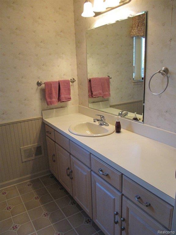 777 Leinster Road Rochester, MI 48309 - Photo 21 of 25 Bathroom
