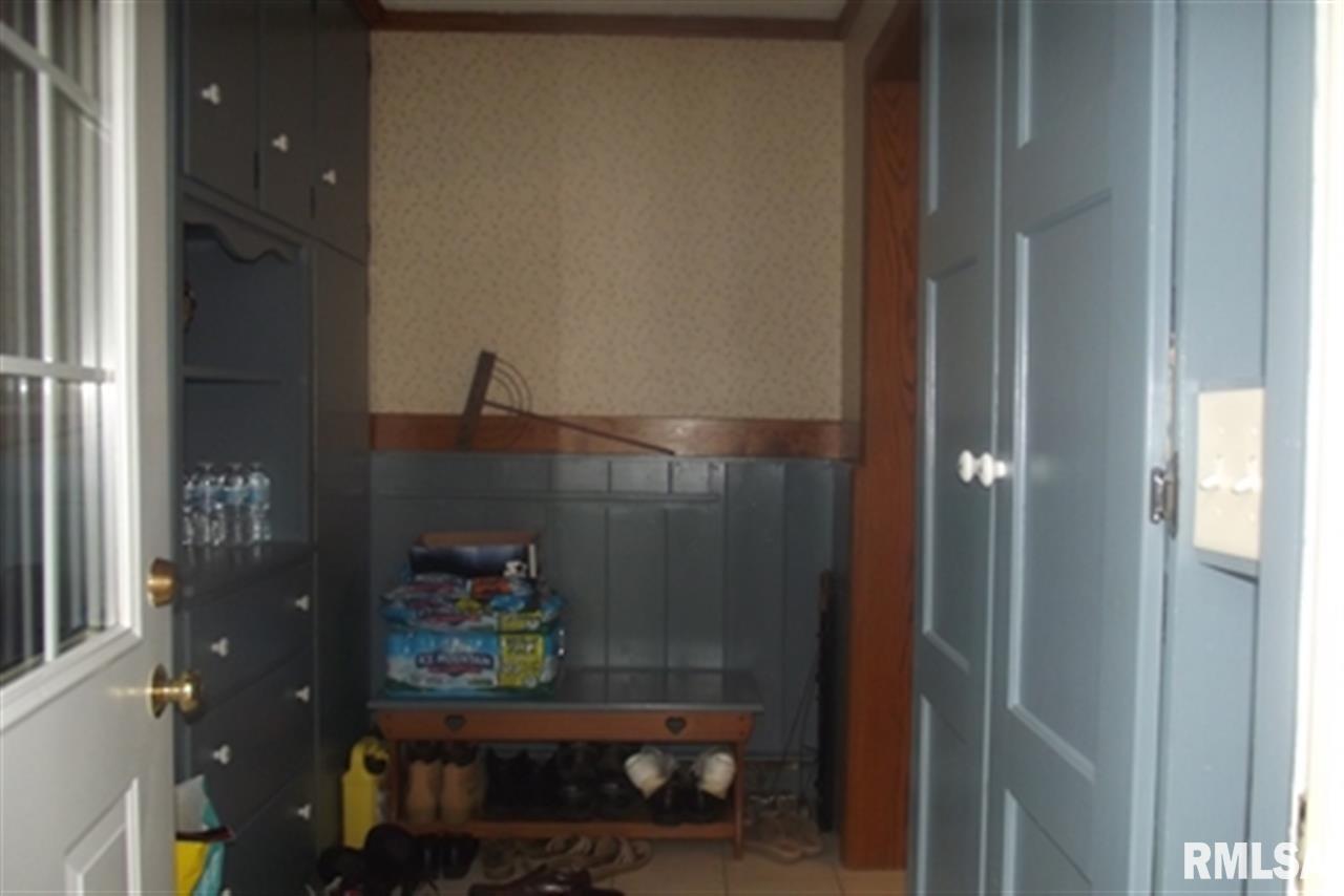 24240 Territorial Road Le Claire, IA 52753 - Photo 9 of 24 Gallery Image 9