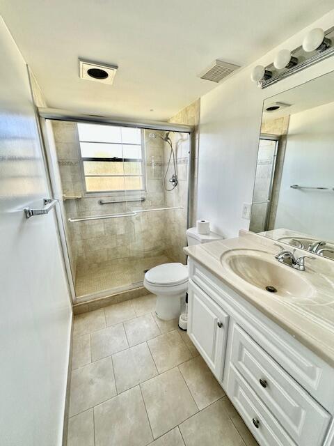 2100 Wolverton East Boca Raton, FL 33434 - Photo 8 of 35 Main Bathroom