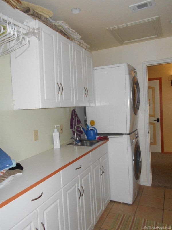 19341 Apache Street Tehachapi, CA 93561 - Photo 29 of 62 Laundry room w/sink