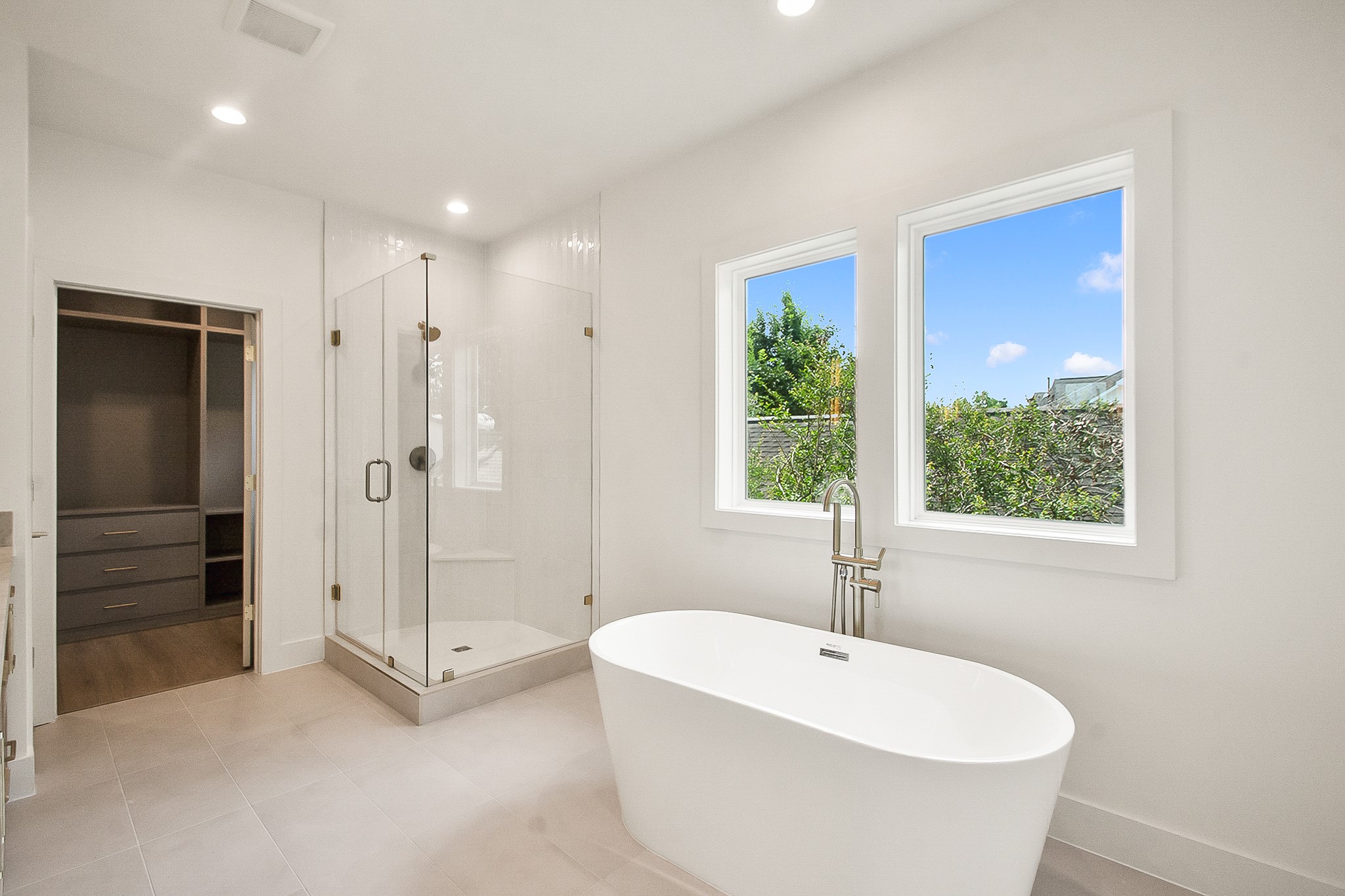 1109 Tabor Street Houston, TX 77009 - Photo 21 of 38 a bathroom with a white tub shower and window