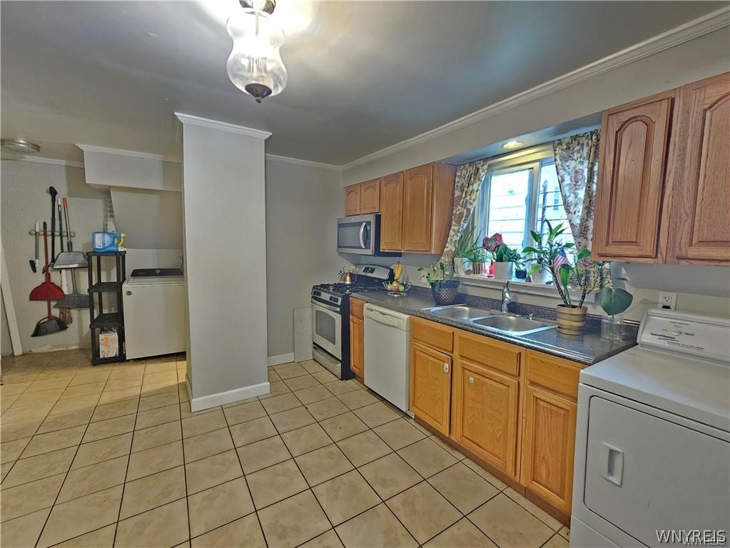 170 16th Street Buffalo, NY 14213 - Photo 9 of 29 Front Unit Kitchen
