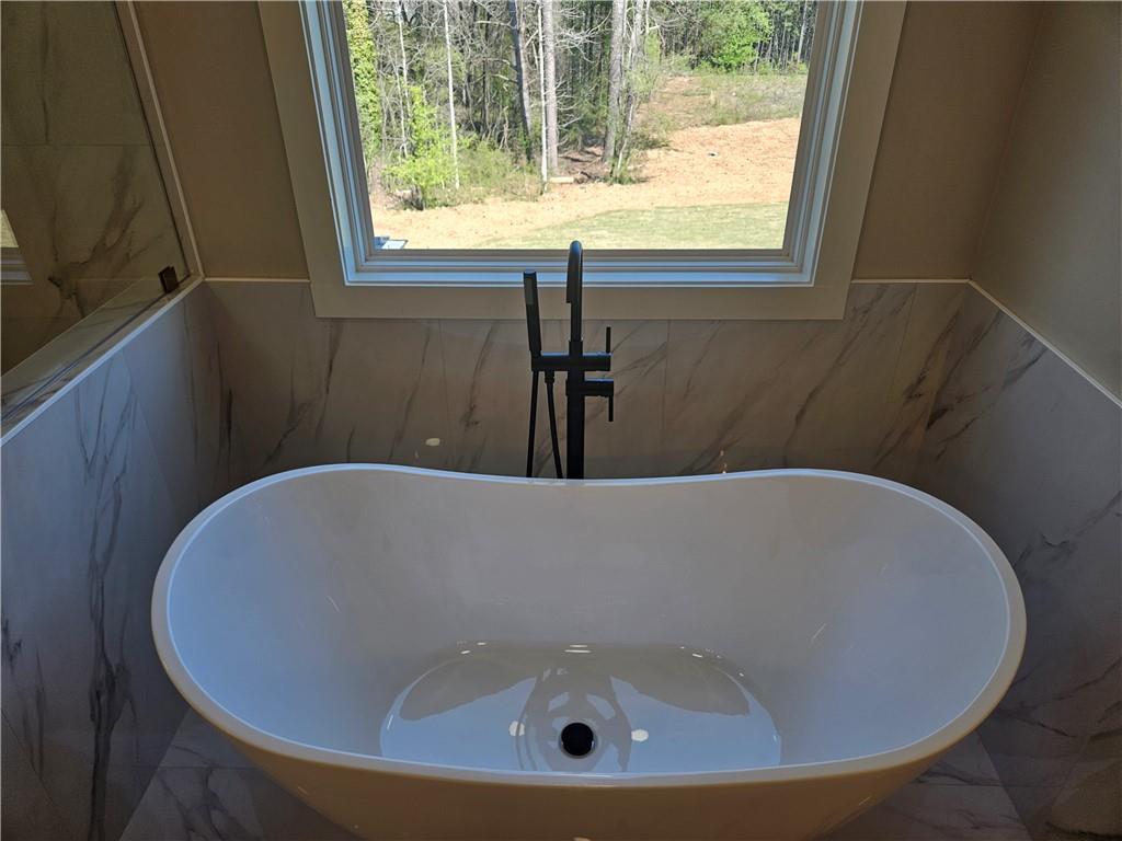 614 Old Tucker Road Stone Mountain, GA 30087 - Photo 22 of 29 a bathroom with a bathtub