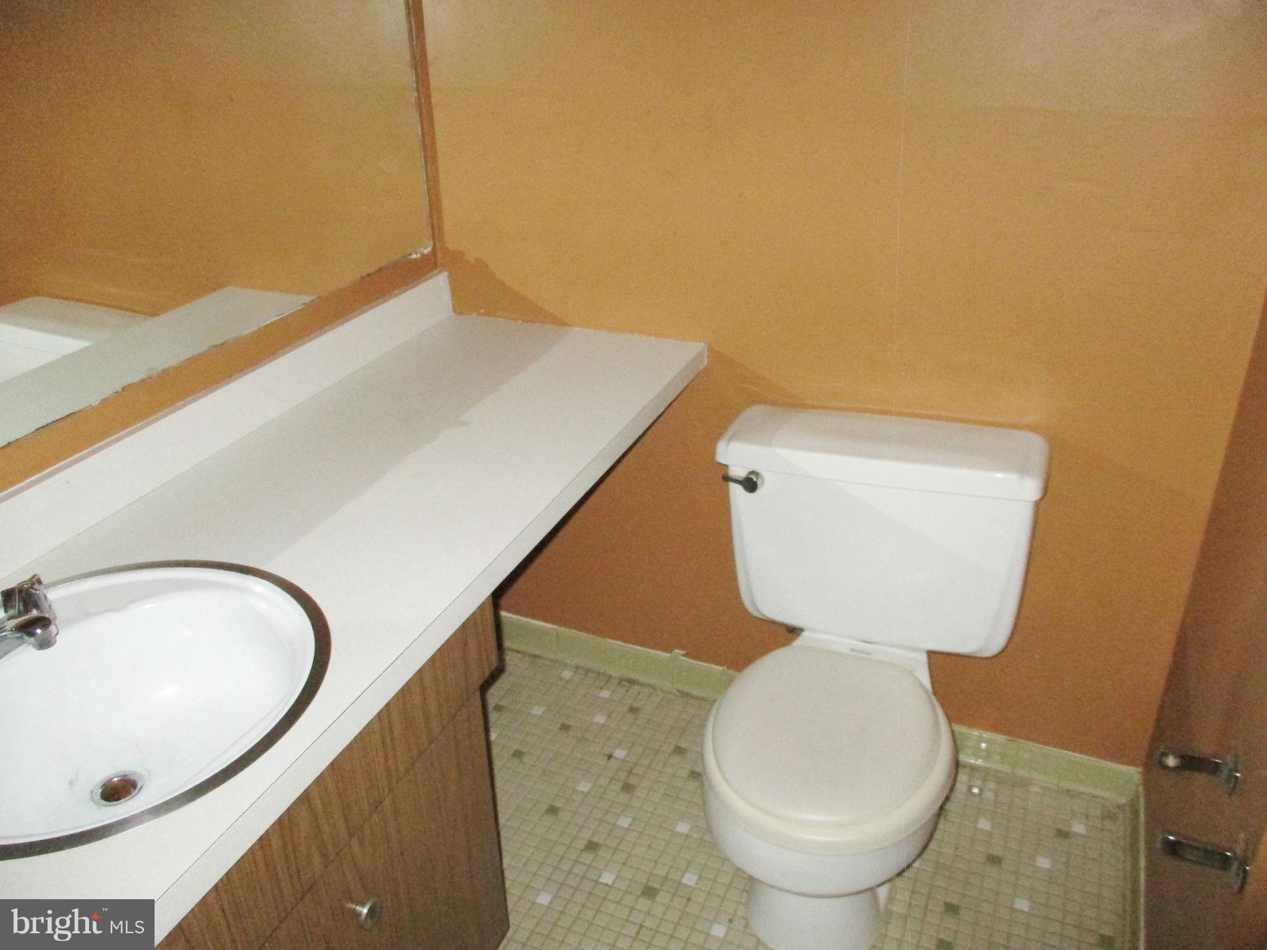 9641 White Acre Road, Unit B3 Columbia, MD 21045 - Photo 8 of 10 a bathroom with a toilet sink and mirror