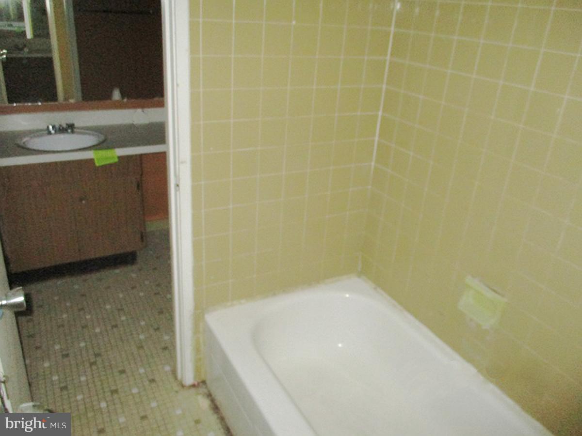 9641 White Acre Road, Unit B3 Columbia, MD 21045 - Photo 10 of 10 a bathroom with a bathtub