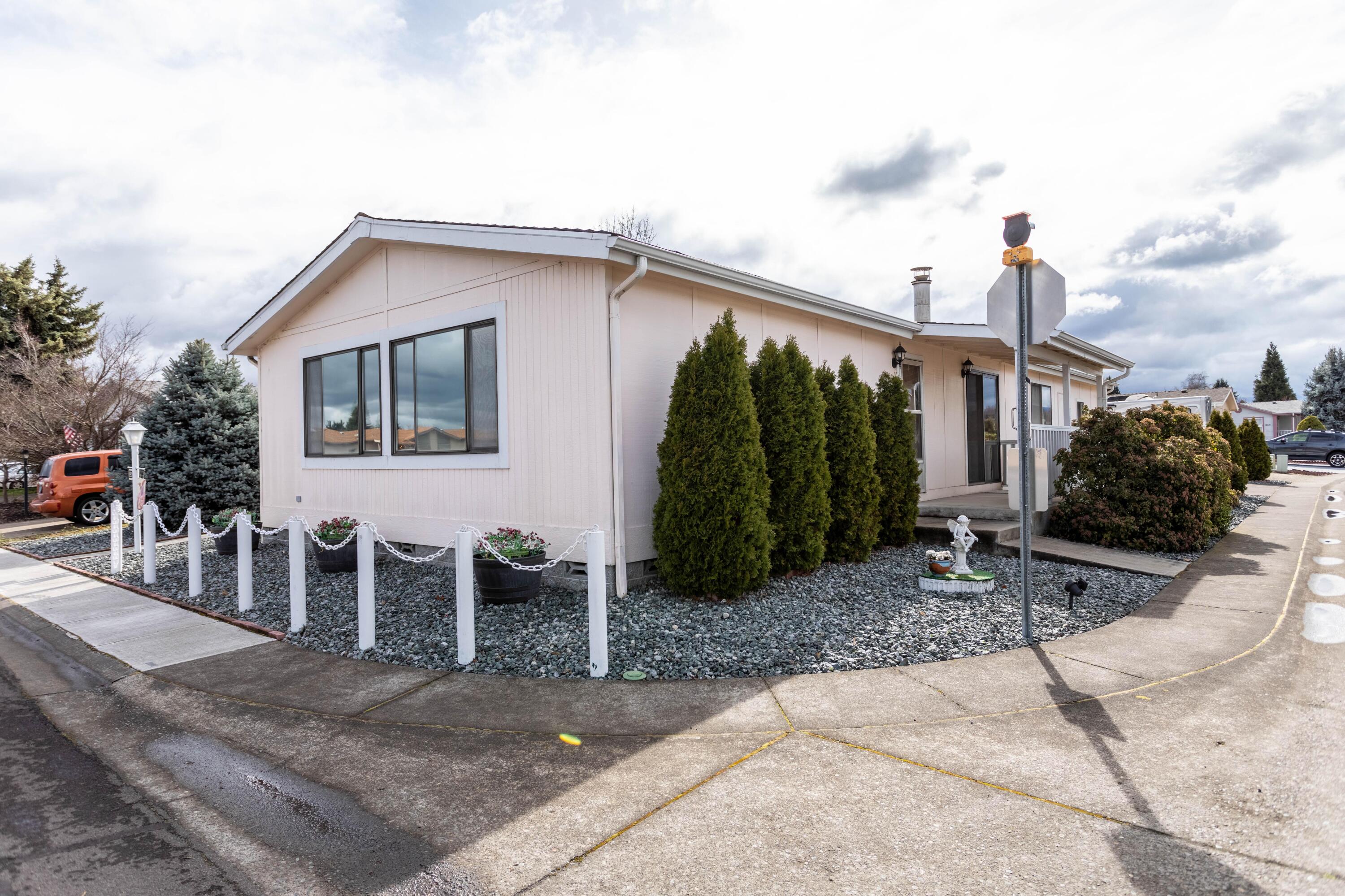 555 Freeman Road, Unit 192 Central Point, OR 97502 - Photo 3 of 26 3