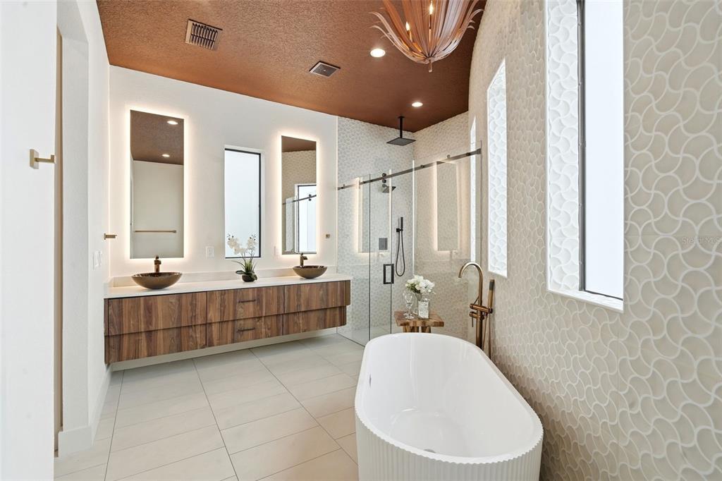 1615 Cole Road Orlando, FL 32803 - Photo 16 of 31 a bathroom with a tub a sink and mirror