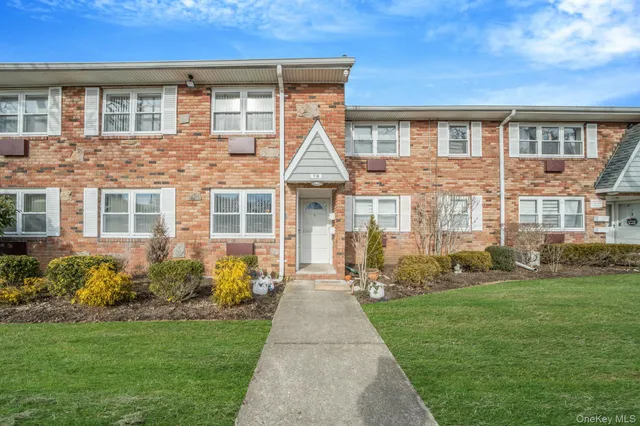 $289,999 | 100 Connetquot Avenue, Unit 7, East Islip, NY 11730