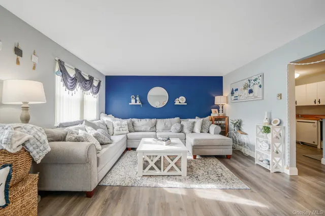 $289,999 | 100 Connetquot Avenue, Unit 7, East Islip, NY 11730