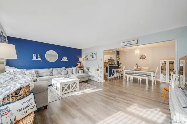 $289,999 | 100 Connetquot Avenue, Unit 7, East Islip, NY 11730