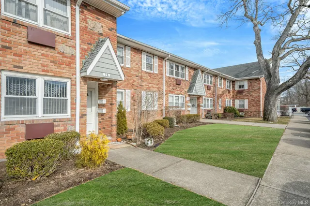 $289,999 | 100 Connetquot Avenue, Unit 7, East Islip, NY 11730