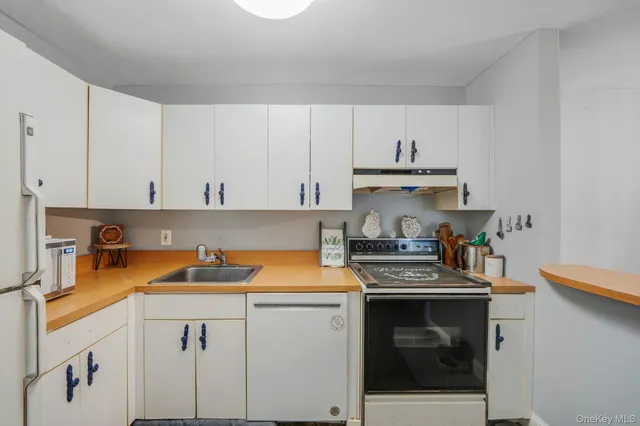 $289,999 | 100 Connetquot Avenue, Unit 7, East Islip, NY 11730