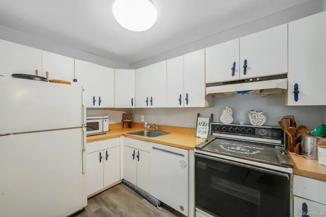 $289,999 | 100 Connetquot Avenue, Unit 7, East Islip, NY 11730