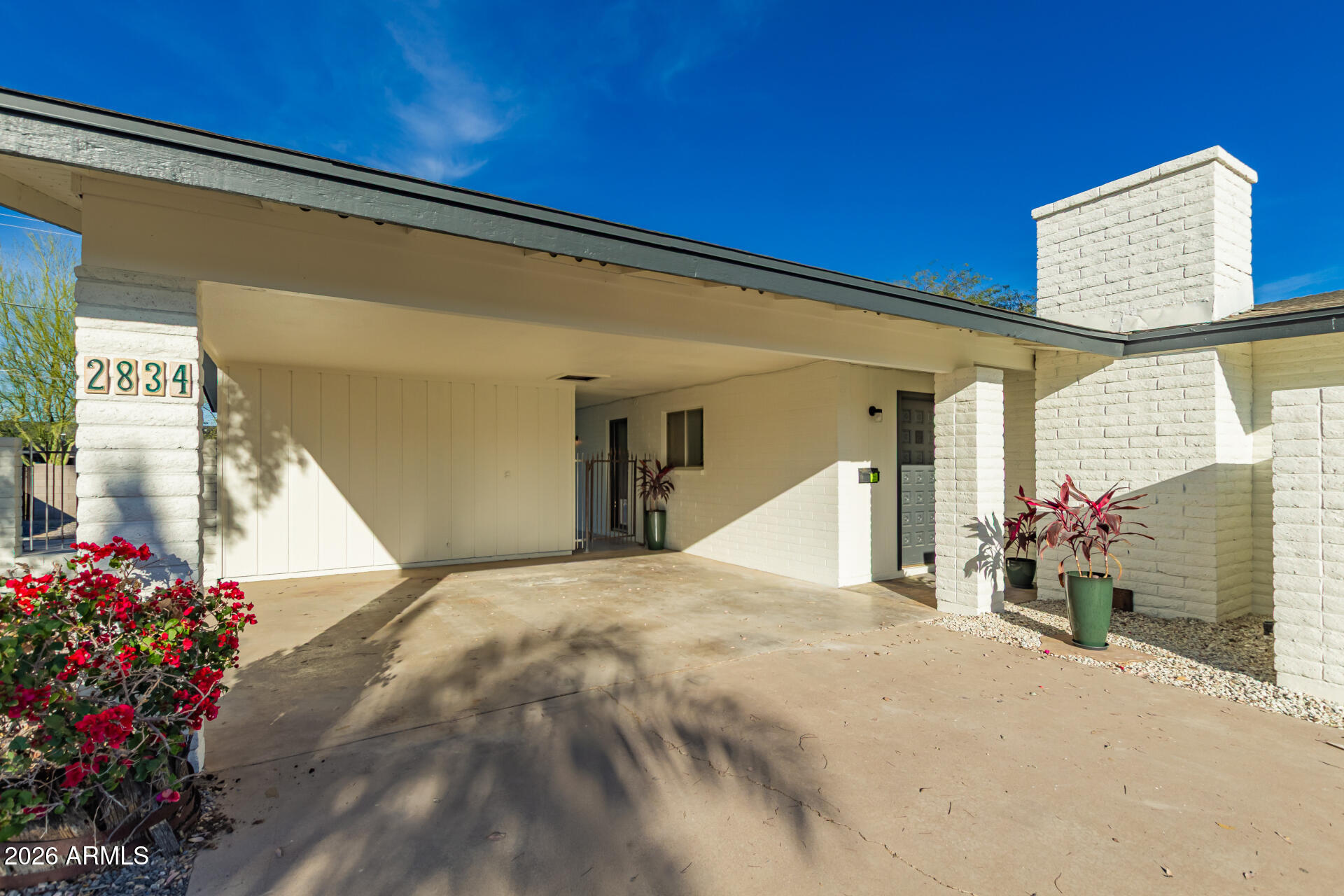 2834 East Shangri-La Road Phoenix, AZ 85028 - Photo 4 of 33 a view of a building with a outdoor space