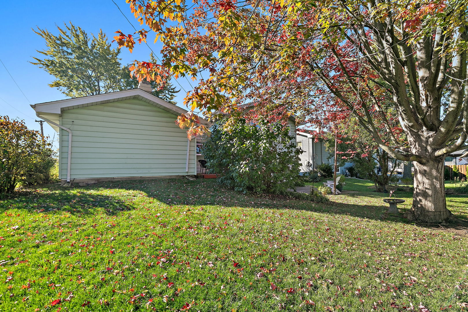 1410 Nottingham Lane Hoffman Estates, IL 60169 - Photo 29 of 29 a front view of a house with garden