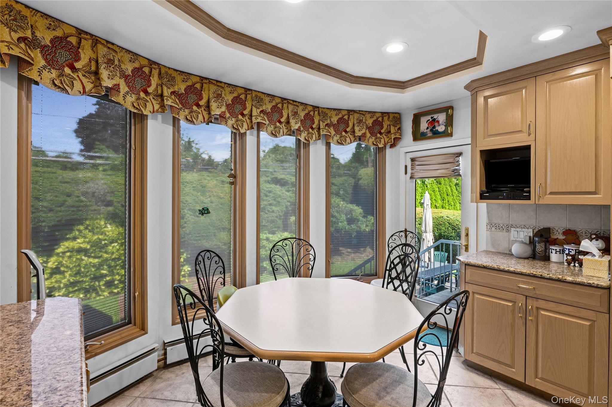 16 Winthrop Road Plainview, NY 11803 - Photo 10 of 33 Eat in Kitchen
