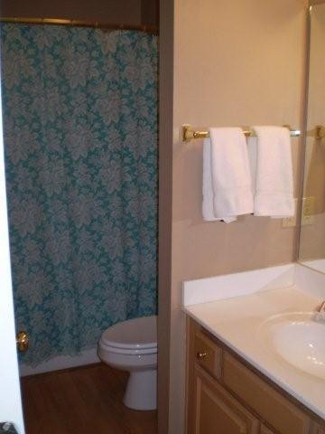 1625 Nicholasville Road, Unit 103 Lexington, KY 40503 - Photo 5 of 25 Full bath with laminate floor serves fir
