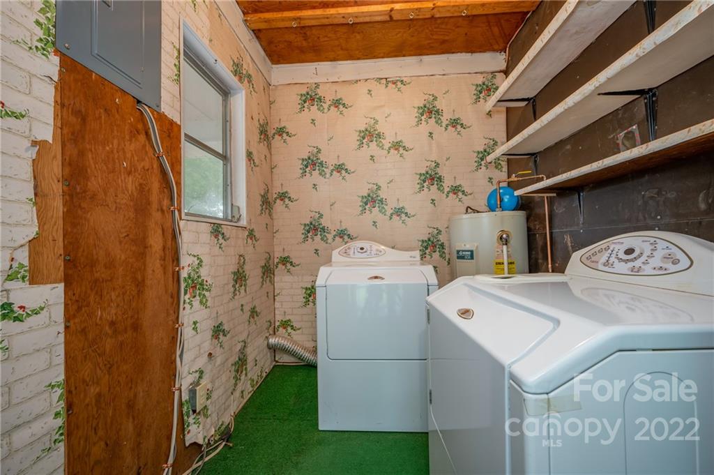 136 Crestview Street Rutherfordton, NC 28139 - Photo 21 of 34 a utility room with dryer and washer