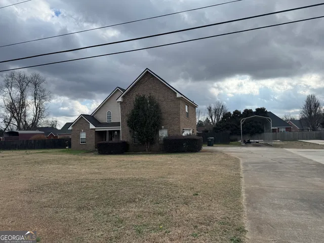 a view of a back yard of the house