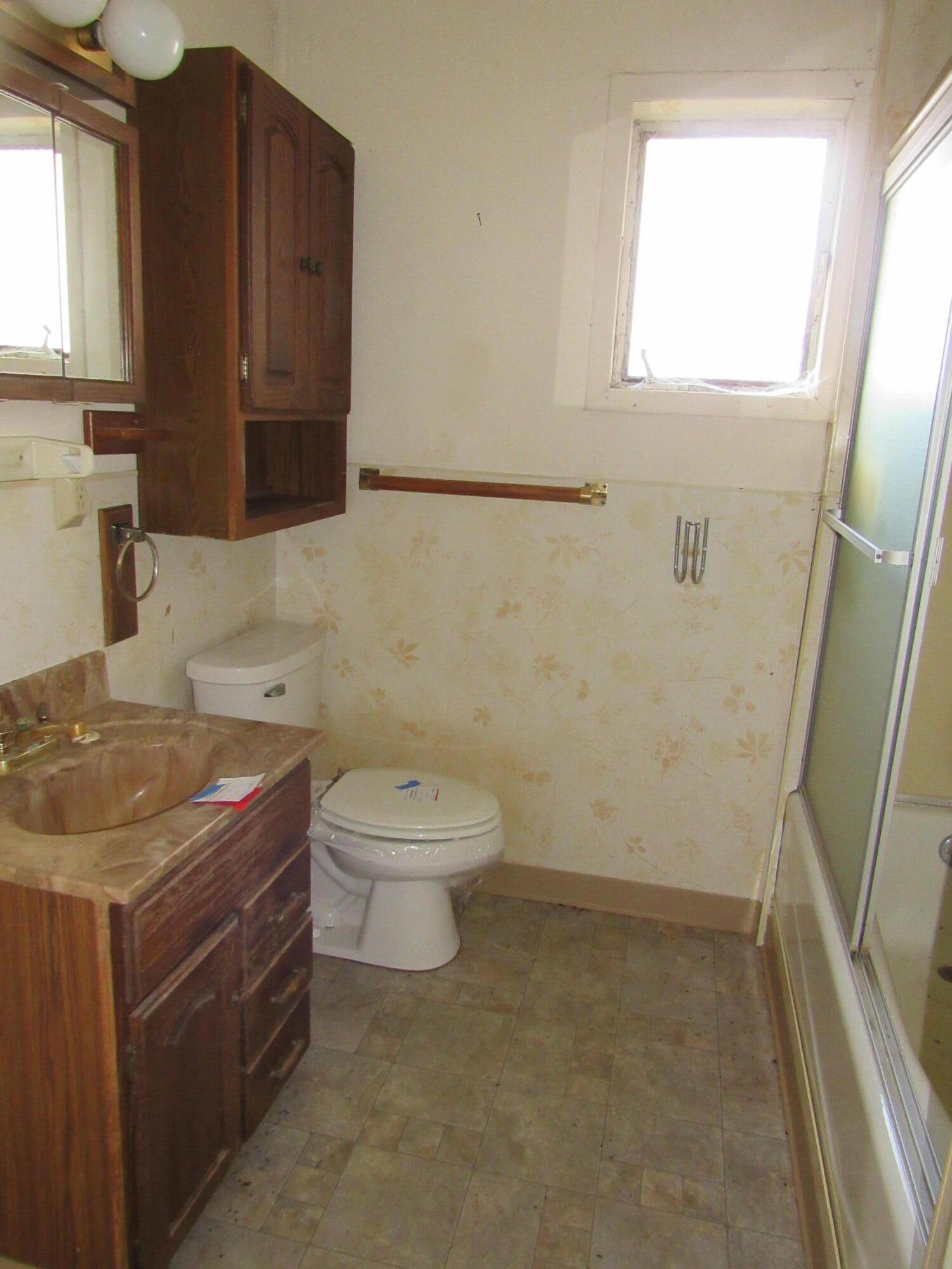 32227 Modoc Point Road Chiloquin, OR 97624 - Photo 4 of 11 Bathroom