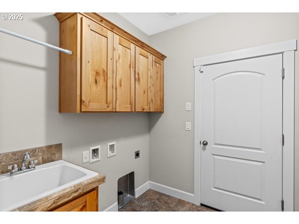 834 North 13th Place Ridgefield, WA 98642 - Photo 29 of 33 a bathroom with a sink and a mirror