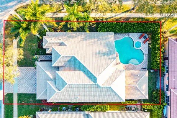 a view of a front of house with a yard