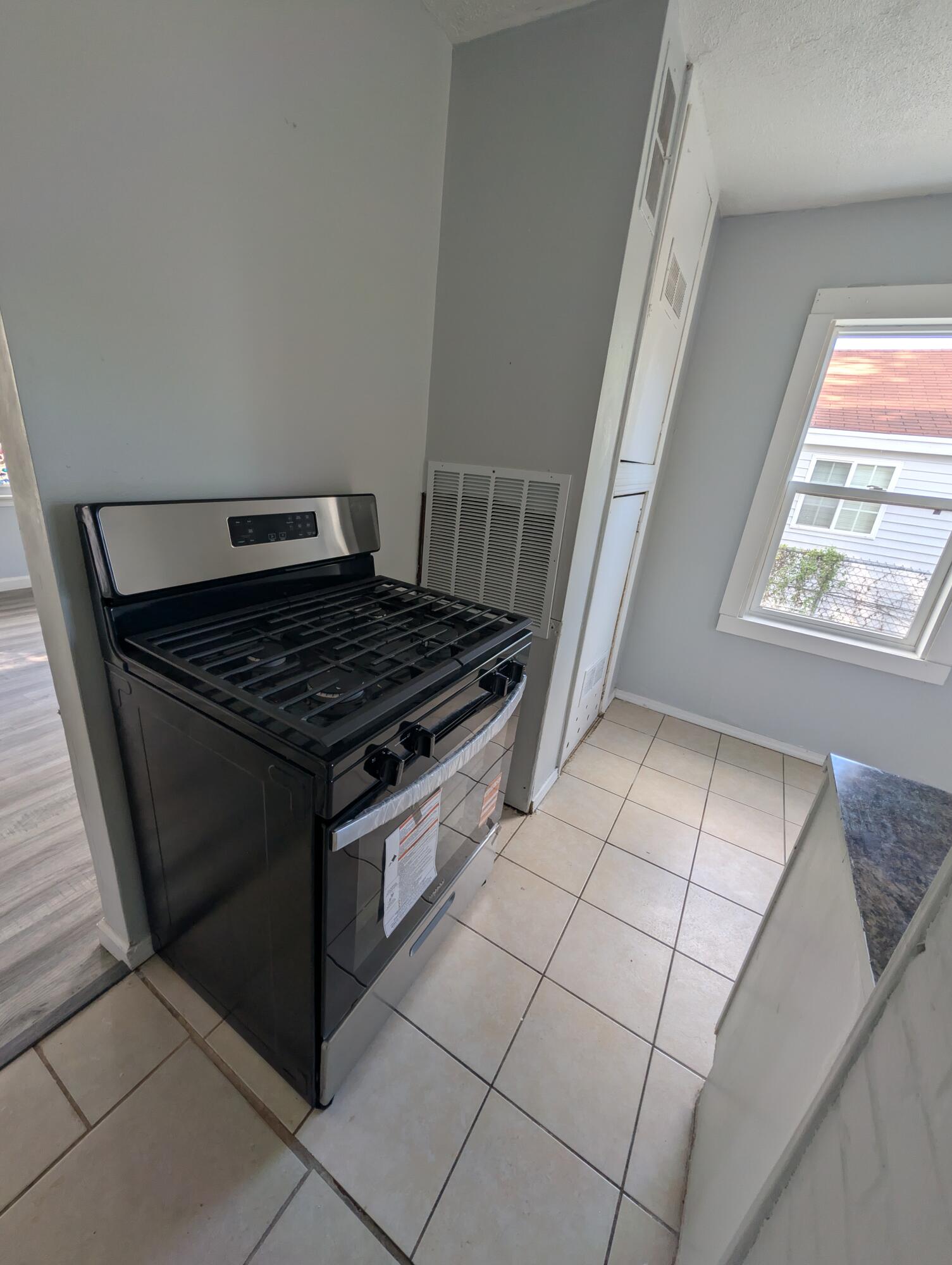 1529 Indiana Street Racine, WI 53405 - Photo 7 of 11 23933