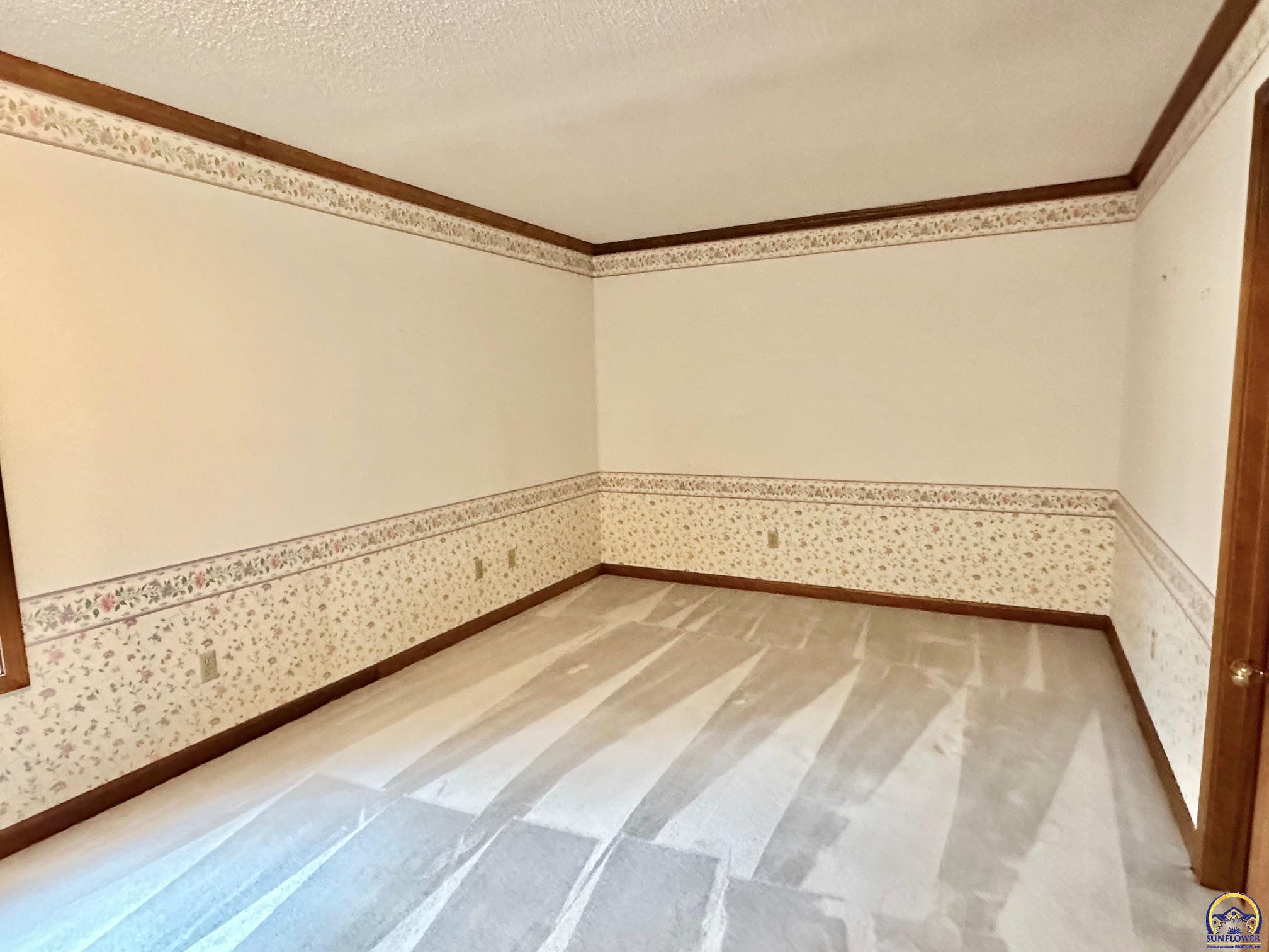 3101 Southwest Muirfield Court Topeka, KS 66614 - Photo 42 of 51 Large Bedroom with ensuite.