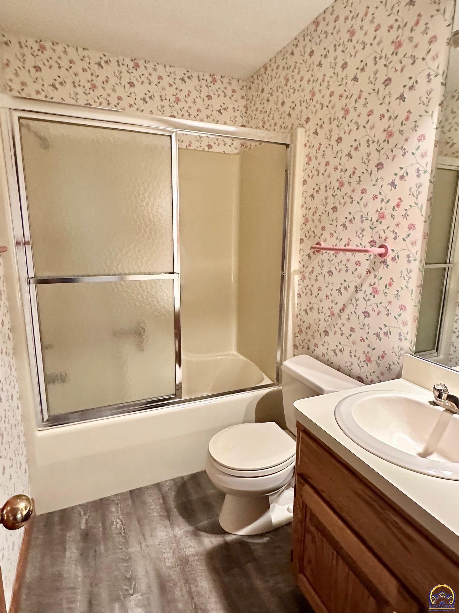 3101 Southwest Muirfield Court Topeka, KS 66614 - Photo 44 of 51 Ensuite Bathroom.