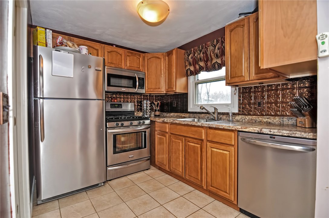 85 Reed Street, Unit 4 Warwick, RI 02886 - Photo 3 of 24 Gallery Image 3