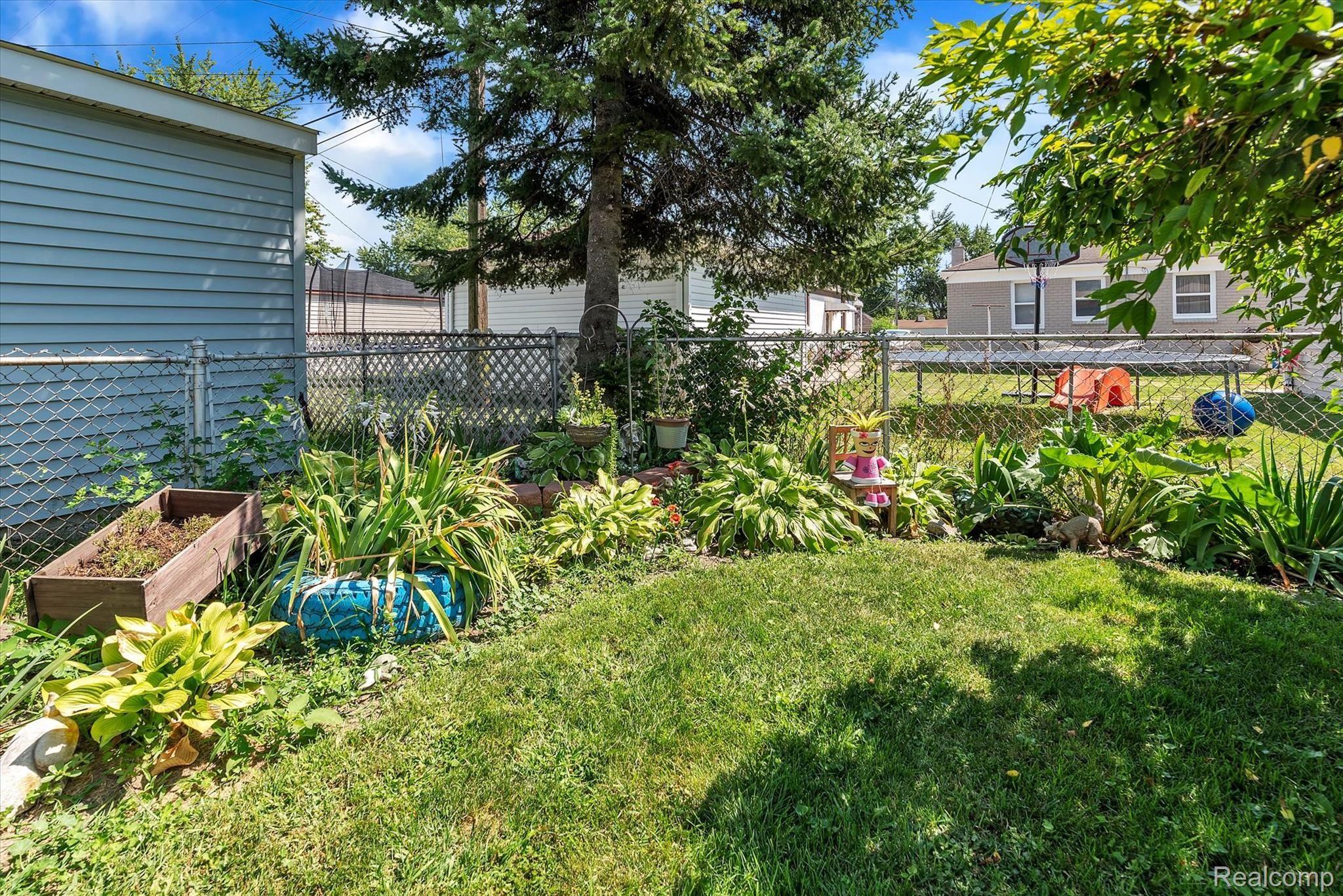 17678 Ruth Street Melvindale, MI 48122 - Photo 37 of 44 yard4.jpg