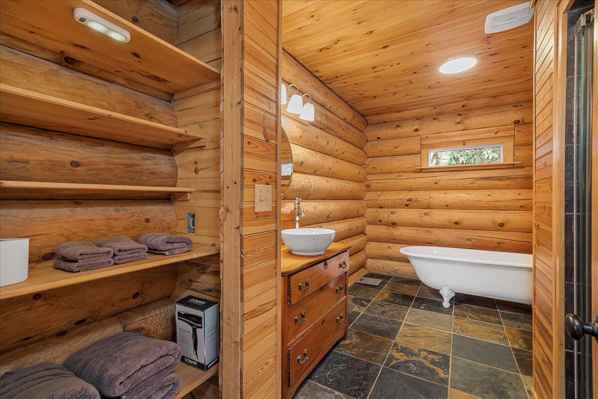 645 Right Fork Fixer Road Zoe, KY 41397 - Photo 21 of 47 Primary Bathroom