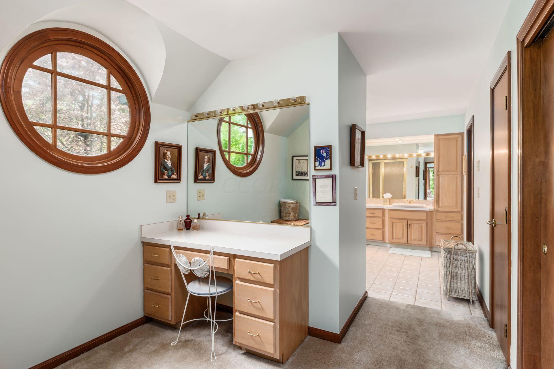 5617 Dublin Road Dublin, OH 43017 - Photo 22 of 40 Owner Bath / Make Up Vanity