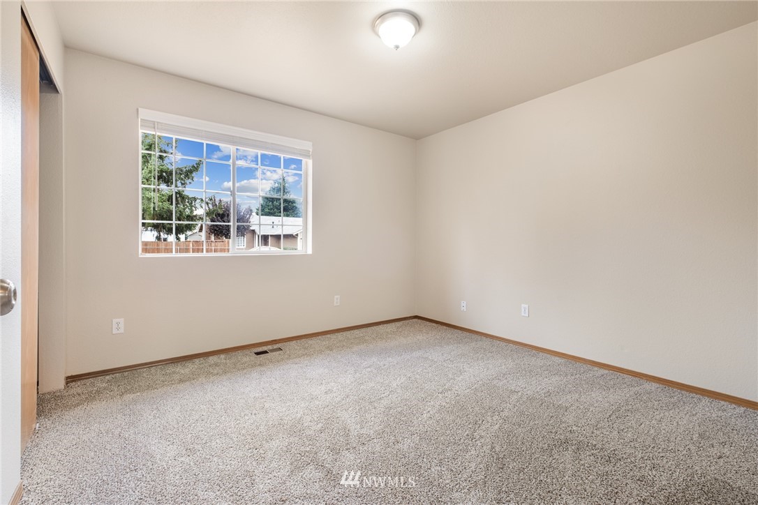 609 Rachael Place Kent, WA 98032 - Photo 8 of 12 Gallery Image 8