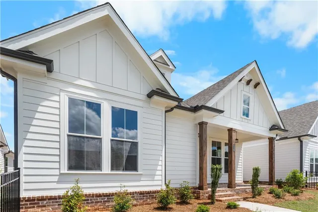 a view of house with a outdoor space