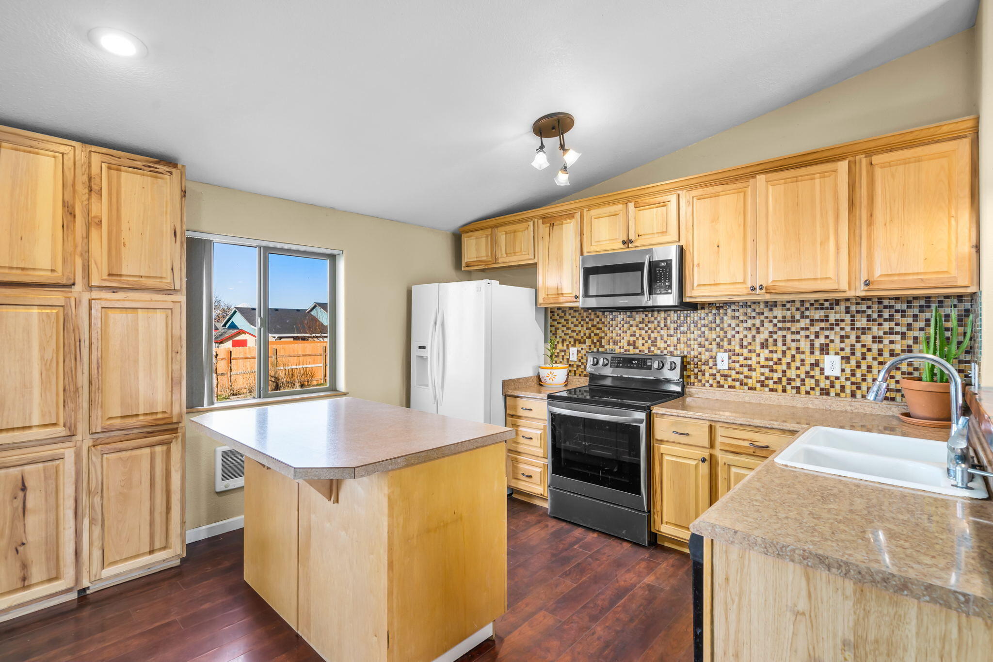 803 Scenic Loop Culver, OR 97734 - Photo 4 of 22 Open kitchen (island excluded)