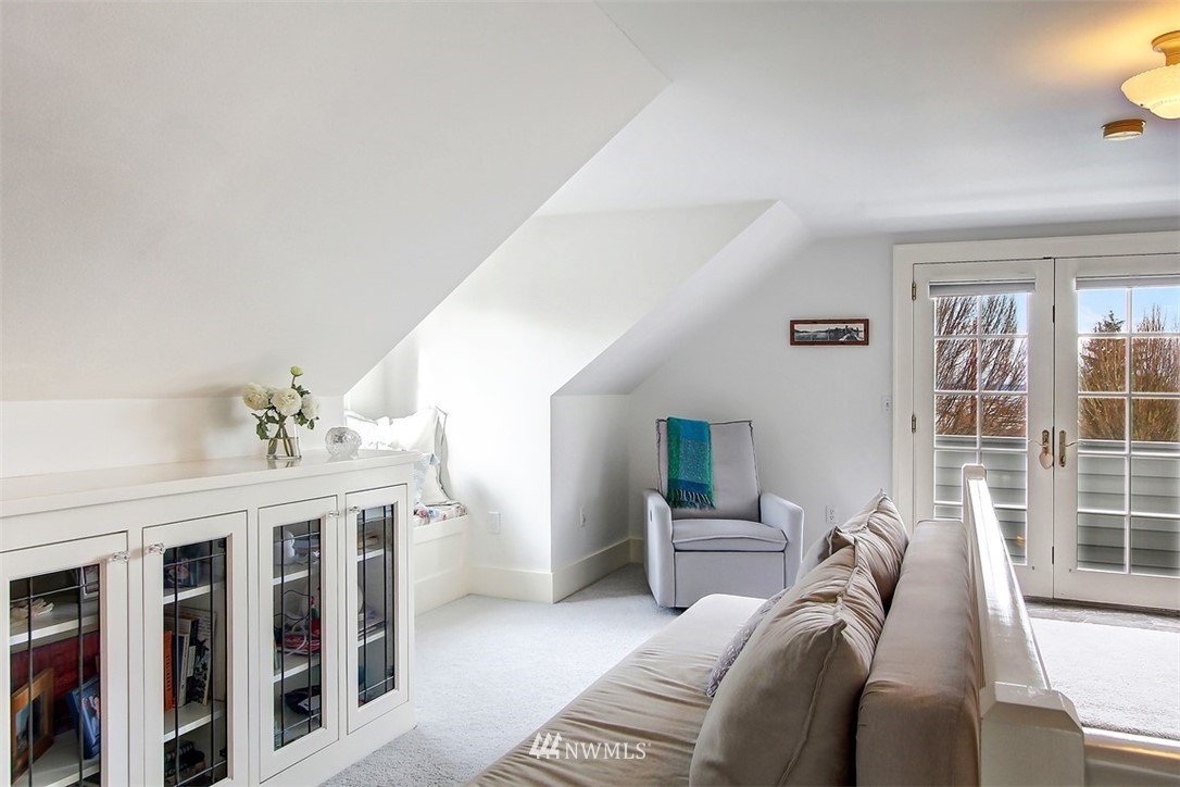 428 3rd Avenue North Edmonds, WA 98020 - Photo 15 of 21 a living room with furniture a window and closet