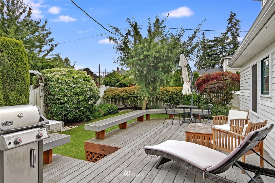 428 3rd Avenue North Edmonds, WA 98020 - Photo 19 of 21 a view of a chairs and table in patio with potted plants