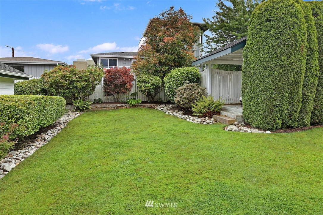 428 3rd Avenue North Edmonds, WA 98020 - Photo 20 of 21 a view of a back yard of the house