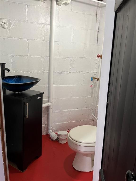 300 Highland Road Pittsburgh, PA 15235 - Photo 37 of 40 a bathroom with a sink a toilet and a shower